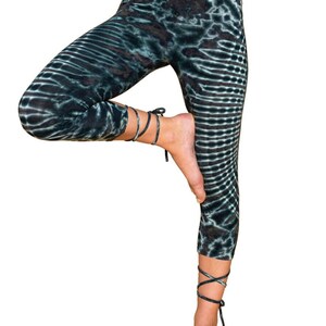 Ganzkörperansicht in Yoga-Pose, schwarz-graues Tie-Dye-Design mit Knöchelband