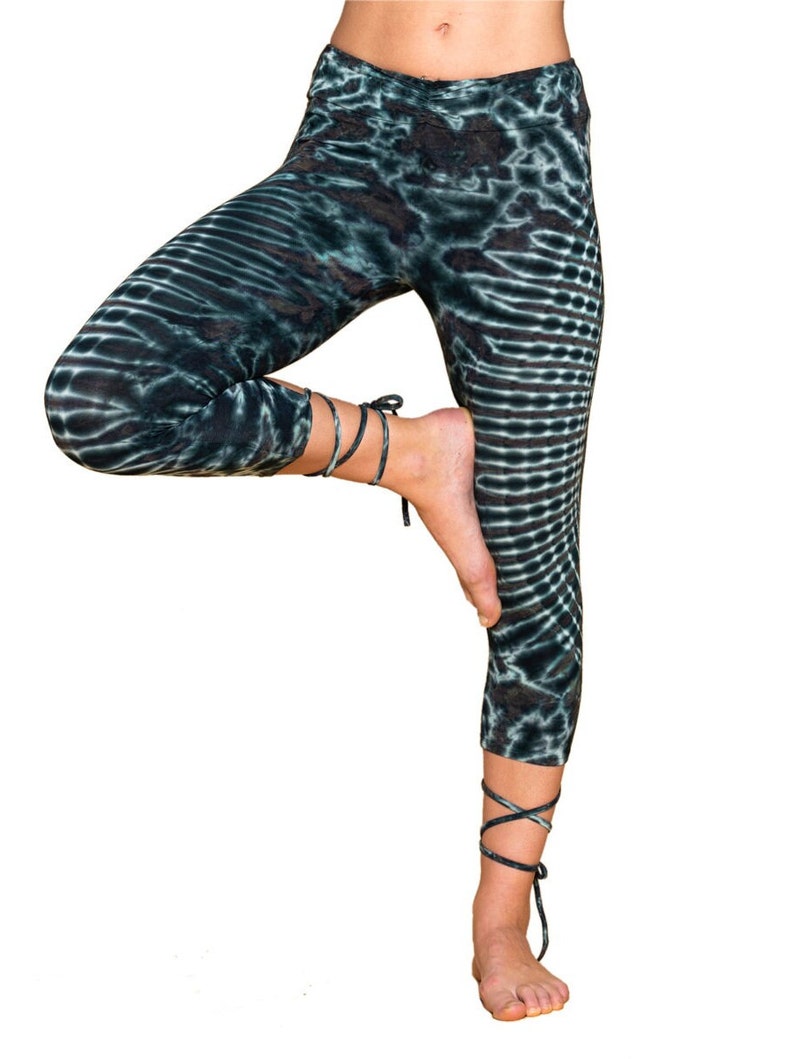 Ganzkörperansicht in Yoga-Pose, schwarz-graues Tie-Dye-Design mit Knöchelband