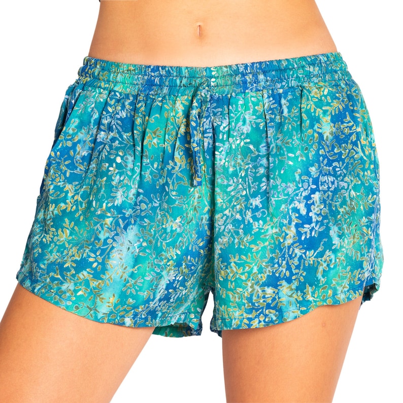 SHORTS Batik Design 100% natürliche Viskose verschiedene Muster & Farben zwei Hosentaschen fair produziert B121 turquoise_leaf