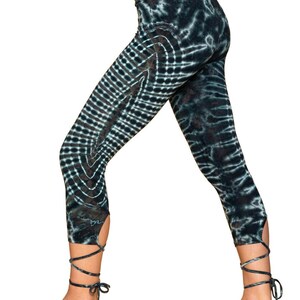 Batik Lace-Up Leggings Seitenansicht mit Schnürungen und abstraktem Tie-Dye-Muster in Schwarz und Grau