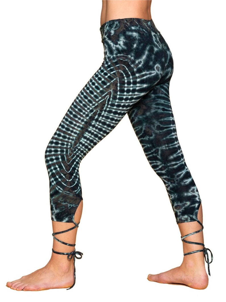 Batik Lace-Up Leggings Seitenansicht mit Schnürungen und abstraktem Tie-Dye-Muster in Schwarz und Grau