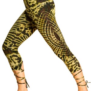 Batik Lace-Up Leggings – Seitenansicht im Laufstil, Gelb-Braun Tie-Dye mit eleganten Cut-Outs am Knöchel und Schnürdetails