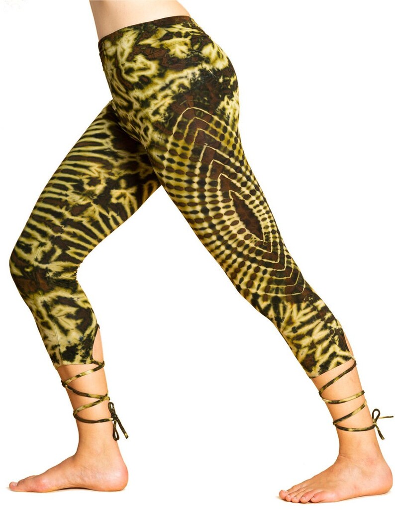 Batik Lace-Up Leggings – Seitenansicht im Laufstil, Gelb-Braun Tie-Dye mit eleganten Cut-Outs am Knöchel und Schnürdetails