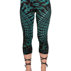 Batik Lace-Up Leggings – Vorderansicht in Schwarz-Grün Tie-Dye mit Schnürbändern am Knöchel
