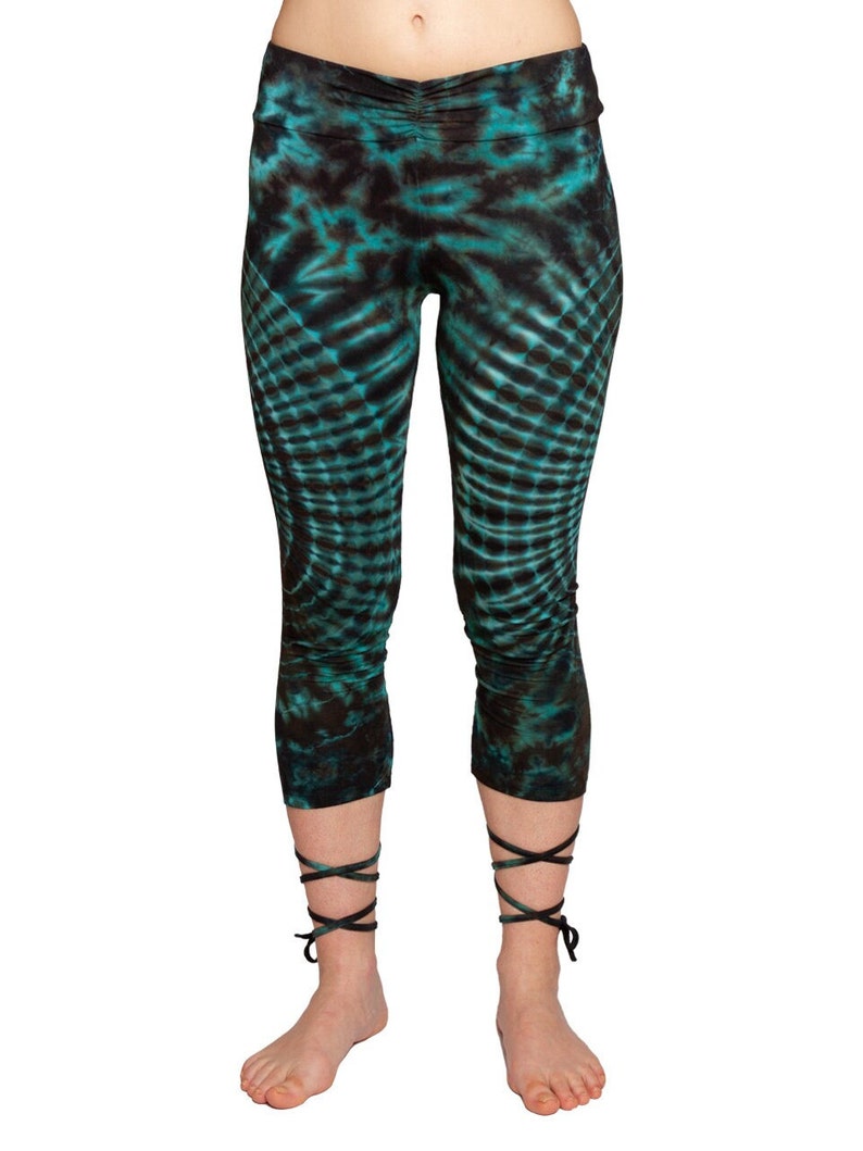 Batik Lace-Up Leggings – Vorderansicht in Schwarz-Grün Tie-Dye mit Schnürbändern am Knöchel