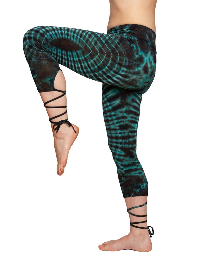 Batik Lace-Up Leggings – Seitenansicht in Yoga-Pose, Schwarz-Grün Tie-Dye-Muster, flexible Passform