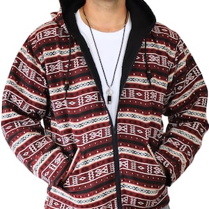 Op de afbeelding: Een rood, zwart en cr&egrave;mekleurig gepatroneerd hooded jack met een ritssluiting. Het jack heeft een geometrisch ontwerp en twee zakken.