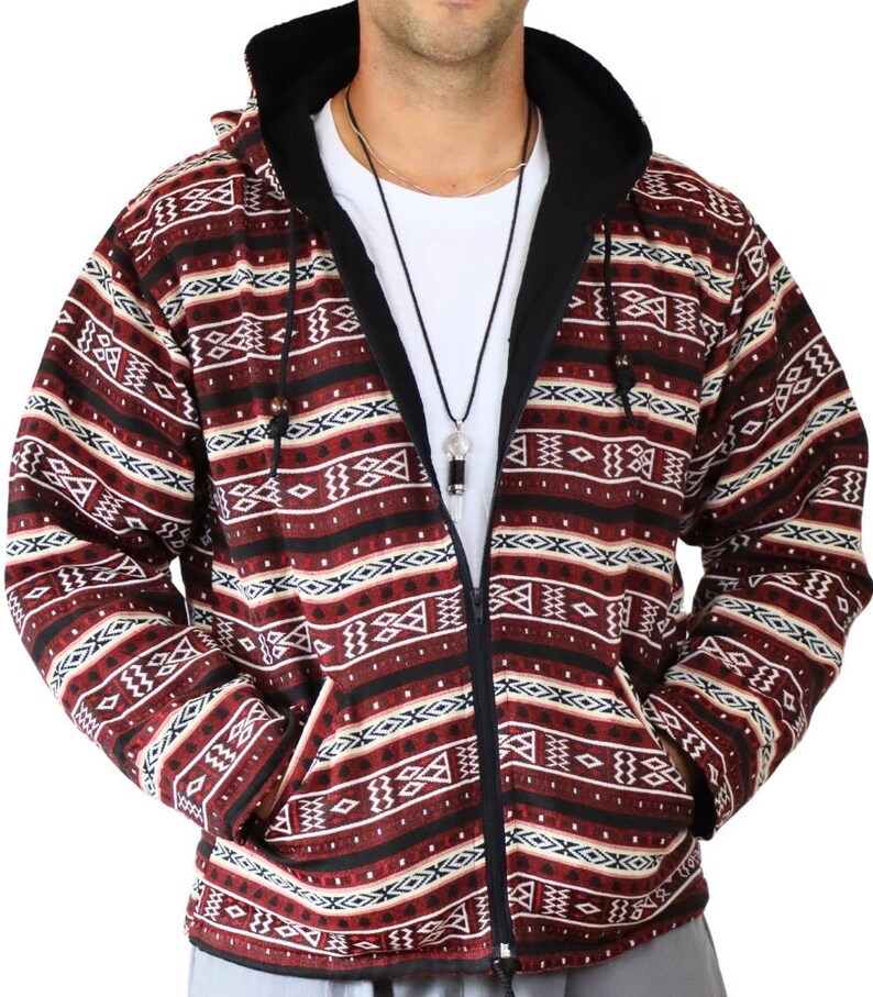 Op de afbeelding: Een rood, zwart en cr&egrave;mekleurig gepatroneerd hooded jack met een ritssluiting. Het jack heeft een geometrisch ontwerp en twee zakken.