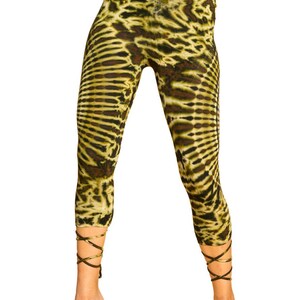 Batik Lace-Up Leggings – Frontansicht in Gelb-Braun Tie-Dye, Cut-Out-Details und Knöchelband-Schnürung