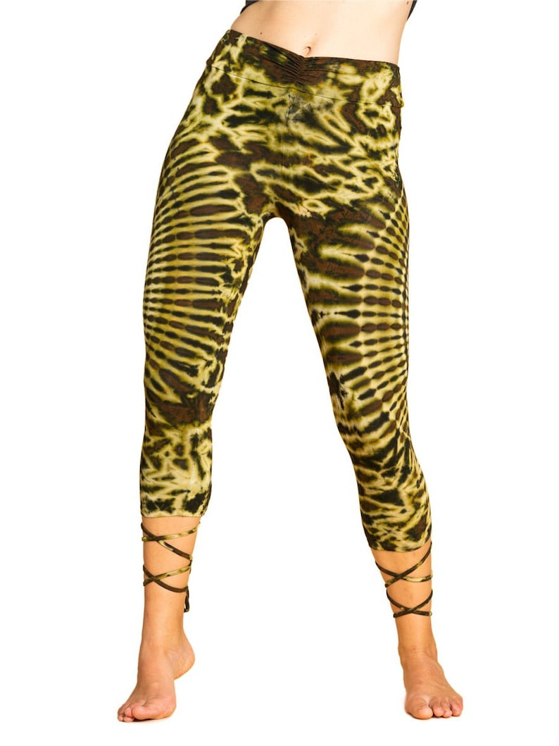 Batik Lace-Up Leggings – Frontansicht in Gelb-Braun Tie-Dye, Cut-Out-Details und Knöchelband-Schnürung