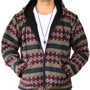 Op de afbeelding: Een zwart en groen hooded jack met een ritssluiting en een patroonontwerp. Het jack heeft twee zakken aan de voorkant.