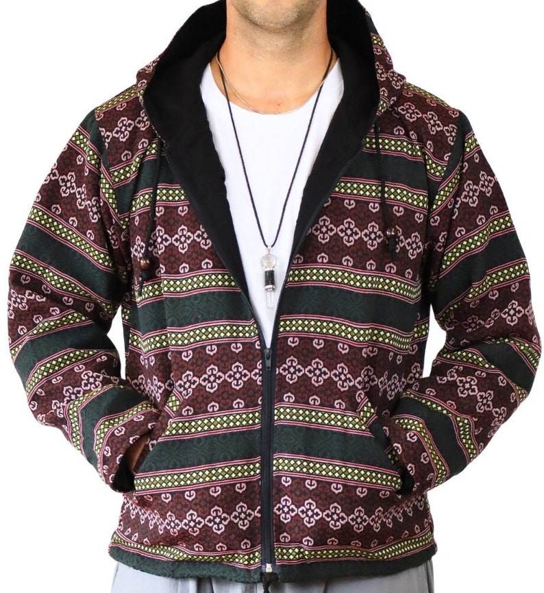 Op de afbeelding: Een zwart en groen hooded jack met een ritssluiting en een patroonontwerp. Het jack heeft twee zakken aan de voorkant.