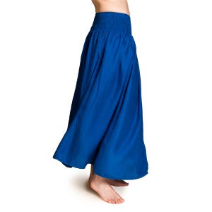 K&ouml;nnte beinhalten: Eine Hose im Palazzo-Stil in leuchtendem Blau. Die Hose hat einen hohen, elastischen Bund und ein weites, flie&szlig;endes Bein-Design. Der Stoff wirkt leicht und luftig. Die Hose wird vor einem wei&szlig;en Hintergrund gezeigt.