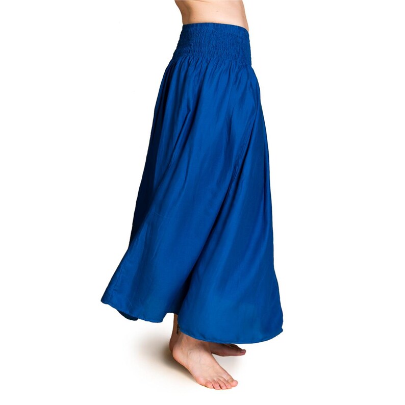 K&ouml;nnte beinhalten: Eine Hose im Palazzo-Stil in leuchtendem Blau. Die Hose hat einen hohen, elastischen Bund und ein weites, flie&szlig;endes Bein-Design. Der Stoff wirkt leicht und luftig. Die Hose wird vor einem wei&szlig;en Hintergrund gezeigt.