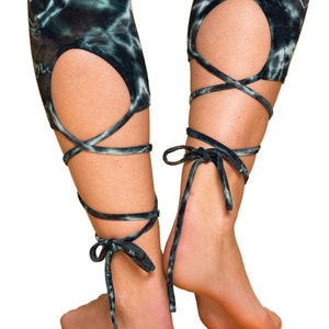 Batik Lace-Up Leggings – Nahaufnahme Rückseite, Cut-Out-Design mit Schnürung, künstlerisches Batikmuster