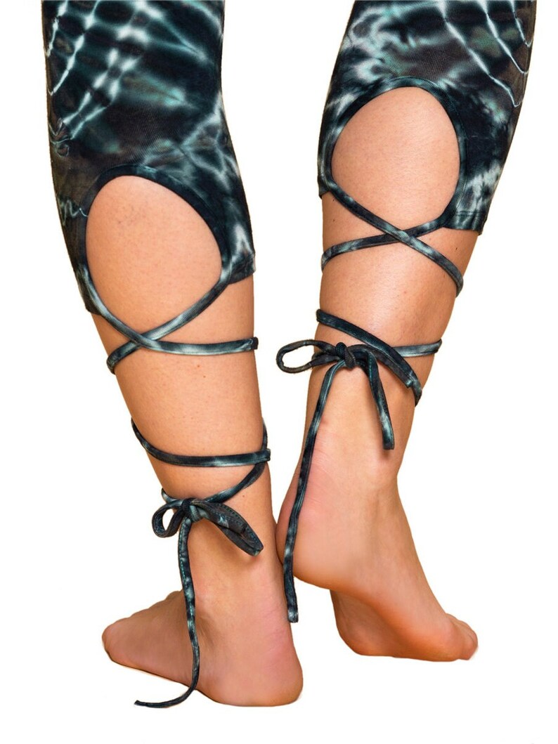 Batik Lace-Up Leggings – Nahaufnahme Rückseite, Cut-Out-Design mit Schnürung, künstlerisches Batikmuster