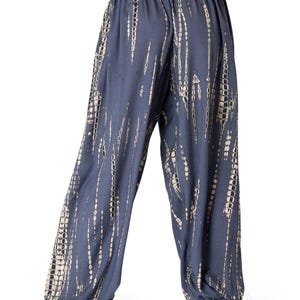 Locker geschnittene dunkelgraue Tie-Dye-Stoffhose mit elastischem Bund und Knöchelbündchen, Rückansicht.