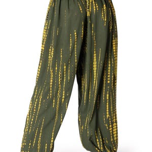 Weite olivgrüne Haremshose mit gelbem Tie-Dye-Muster, elastischer Bund und Knöchelbündchen, Rückansicht.