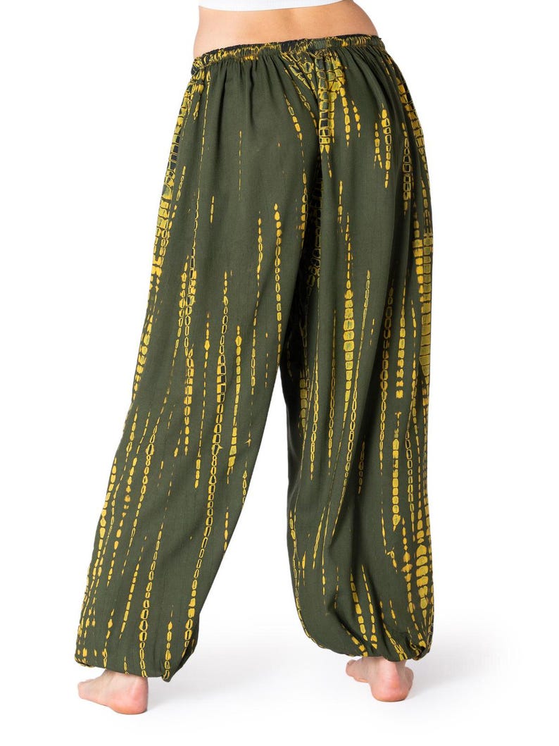 Weite olivgrüne Haremshose mit gelbem Tie-Dye-Muster, elastischer Bund und Knöchelbündchen, Rückansicht.