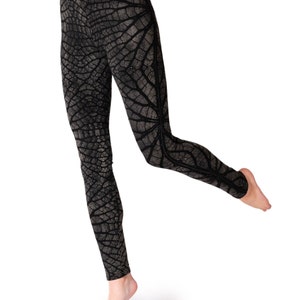 PANASIAM Batik Leggings Blattmuster florales Muster abstraktes Streifen-Design Unikat handgefertigt Yoga Sport Fitness Goa Boho grau