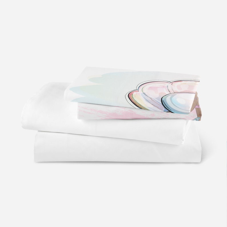 K&ouml;nnte beinhalten: Ein Stapel wei&szlig;er Bettw&auml;sche mit einem farbenfrohen abstrakten Design auf dem Oberlaken. Das Design zeigt ein regenbogenartiges Muster in Rosa-, Blau- und Gr&uuml;nt&ouml;nen.