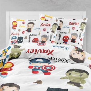 Peut inclure: Ensemble de literie blanc sur le thème des super-héros, avec des illustrations de Captain America, Iron Man, Hulk, Thor et Spider-Man. Le nom "Xavier" est imprimé en rouge et bleu sur la housse de couette et les taies d'oreiller.