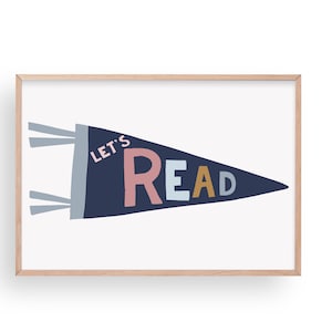 Peut inclure: Un fanion bleu avec une frange blanche et le texte "Let's Read" en lettres colorées. Les lettres sont roses, bleu clair et dorées.