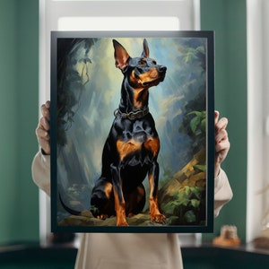 Può includere: Un dipinto di un cane Doberman Pinscher nero e marrone seduto su uno scoglio in un ambiente boschivo. Il cane guarda in alto e ha un'espressione seria sul viso. Lo sfondo è una sfocatura di verde e blu.
