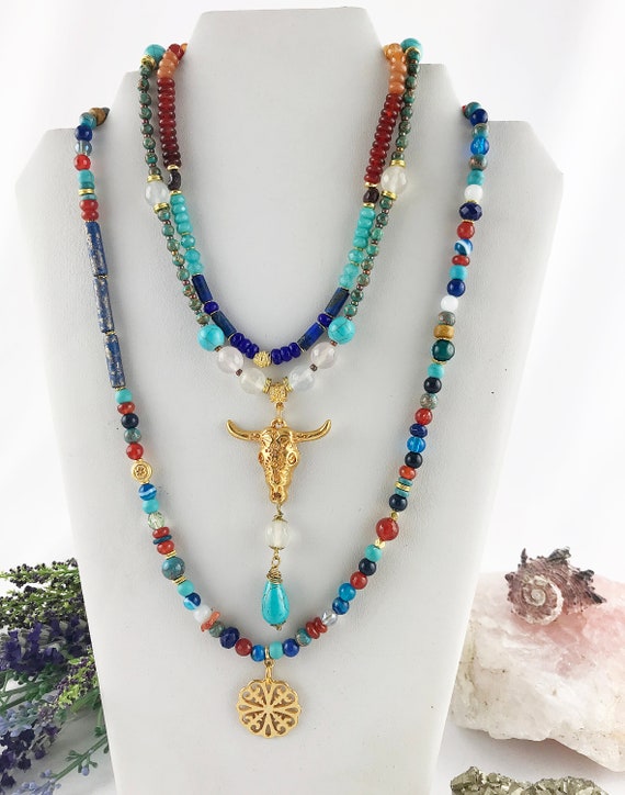 Collana di perle colorate disegno immagini e fotografie stock ad alta