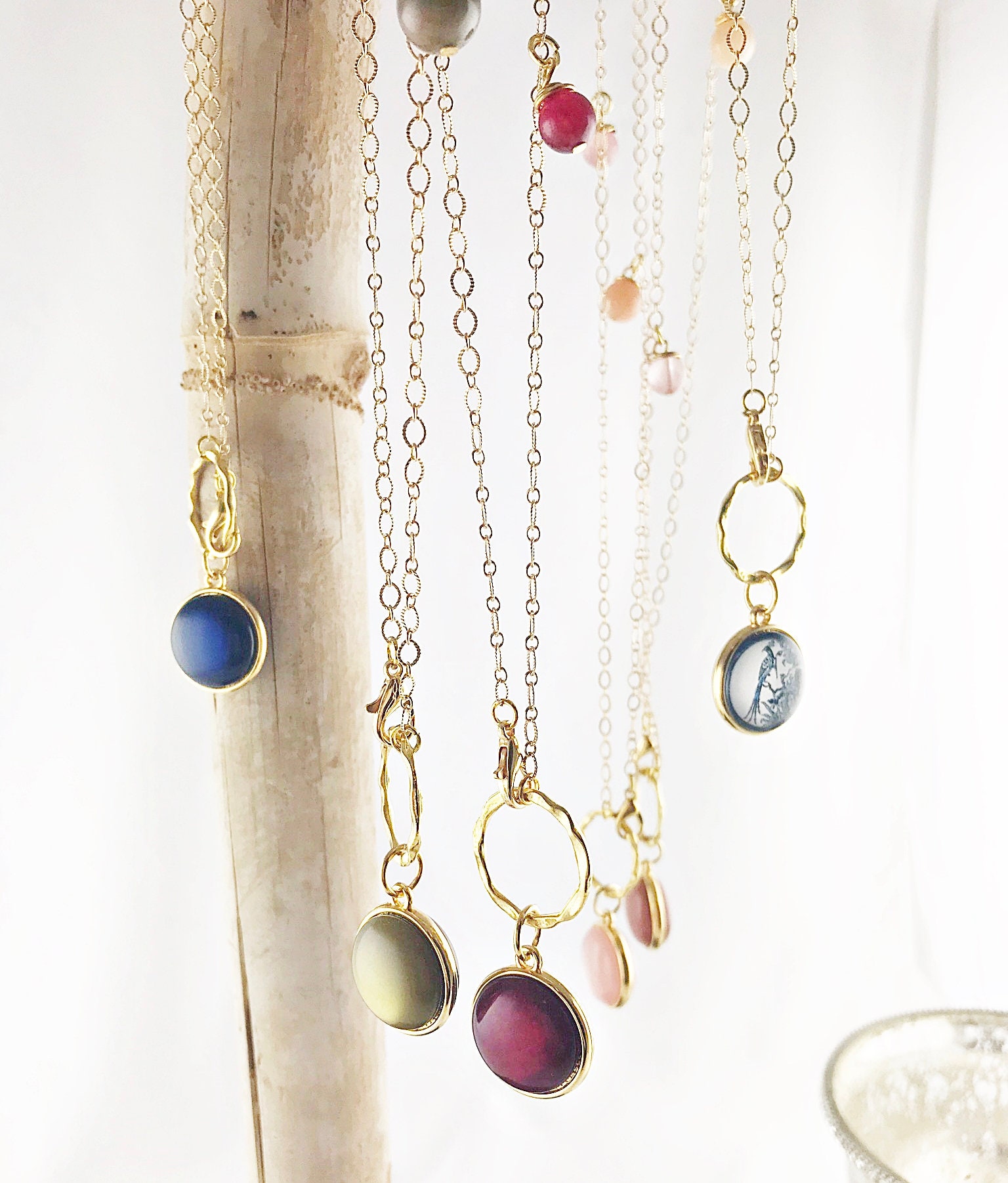 Collana Corta Boho Con Perle Dorate E Ciondolo A Barrella - Gioiello Vintage Donna