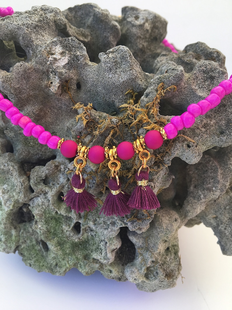 Pearl necklace in pink with tassels in boho hippie style with carabiner clasp gold
