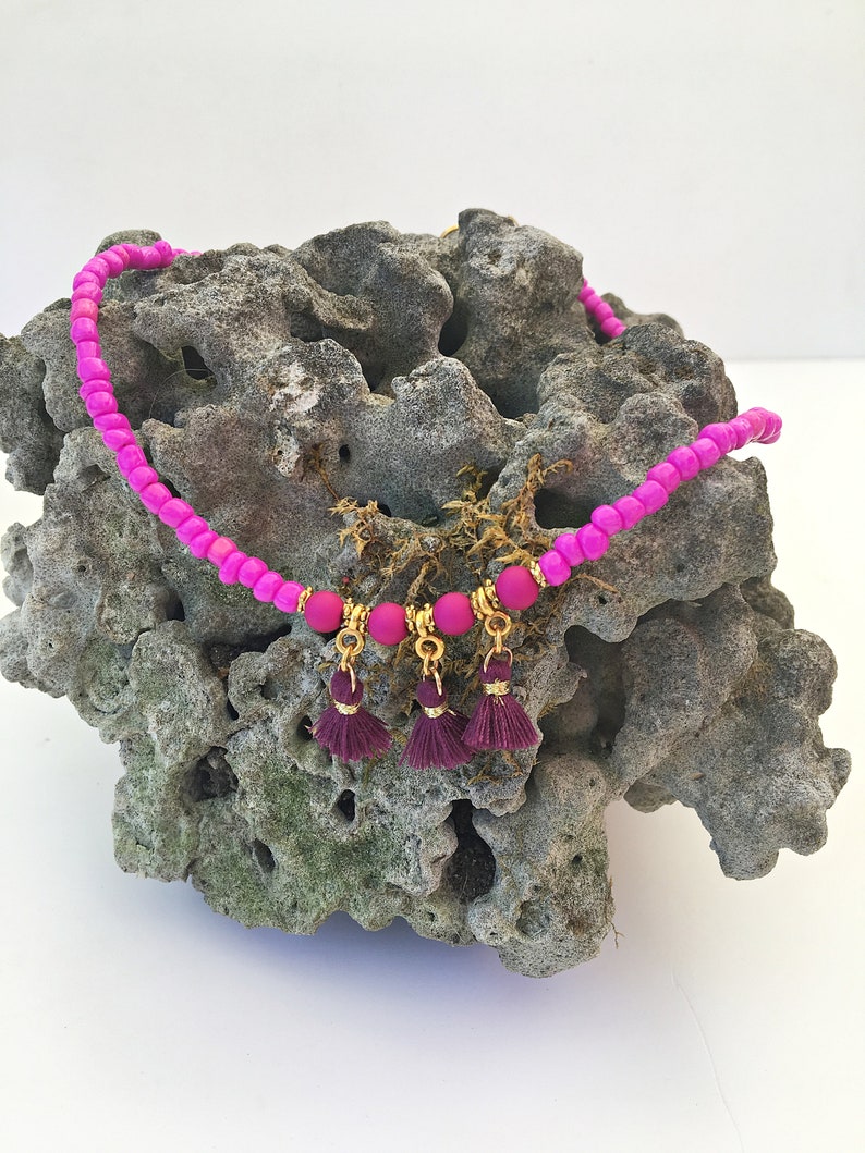 Pearl necklace in pink with tassels in boho hippie style with carabiner clasp gold