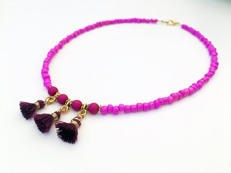 Pearl necklace in pink with tassels in boho hippie style with carabiner clasp gold