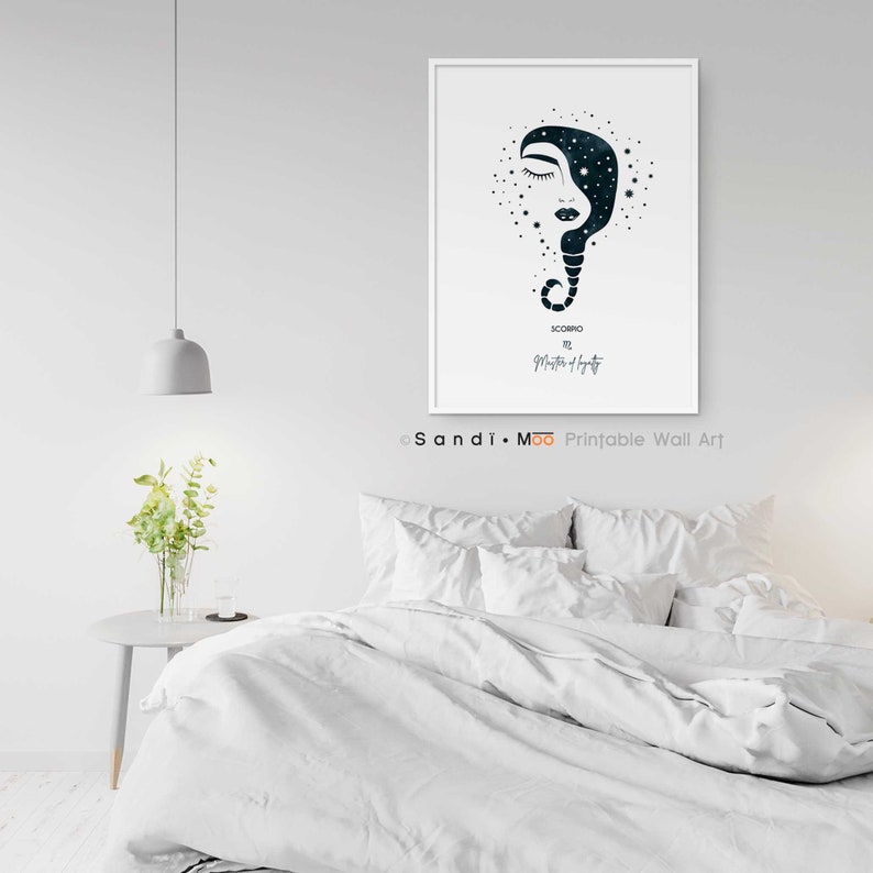 Puede incluir: Un cuadro enmarcado con una ilustraci&oacute;n estilizada del signo zodiacal Escorpio. La obra de arte representa el rostro de una mujer con un dise&ntilde;o de noche estrellada, la palabra "Escorpio" y el texto "Masters of Intensity". El cuadro est&aacute; enmarcado en blanco.