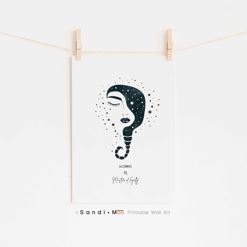 Puede incluir: Una impresi&oacute;n blanca con una ilustraci&oacute;n azul oscuro de un rostro femenino y un dise&ntilde;o estrellado. La impresi&oacute;n est&aacute; etiquetada como "Scorpio" y "Masters of Intensity". La impresi&oacute;n est&aacute; colgada de una pinza de madera en una cuerda blanca.
