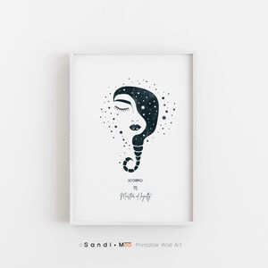 Puede incluir: Impresi&oacute;n enmarcada con una ilustraci&oacute;n estilizada del signo zodiacal de Escorpio. La obra de arte representa el rostro de una mujer con un dise&ntilde;o de noche estrellada, una cola de escorpi&oacute;n y el texto "Scorpio" y "Master of Loyalty".