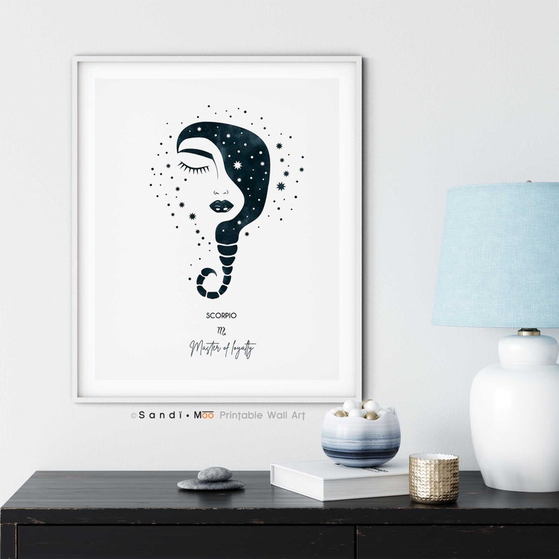 Puede incluir: Impresi&oacute;n art&iacute;stica enmarcada con una ilustraci&oacute;n estilizada de un rostro con un dise&ntilde;o azul oscuro y estrellado. La impresi&oacute;n incluye la palabra "Scorpio" y la frase "Master of Loyalty". La obra de arte se muestra sobre un fondo blanco.