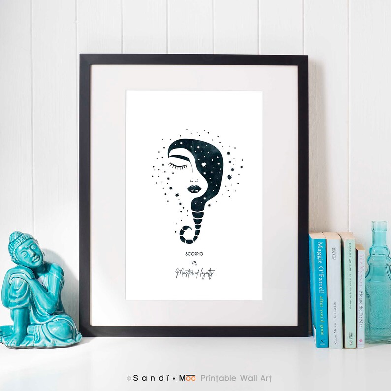 Puede incluir: Una impresi&oacute;n art&iacute;stica enmarcada con una ilustraci&oacute;n azul oscuro del rostro de una mujer y un dise&ntilde;o estrellado. La impresi&oacute;n est&aacute; etiquetada como "Scorpio" y "Master of Lights". La obra de arte se exhibe sobre una superficie blanca.