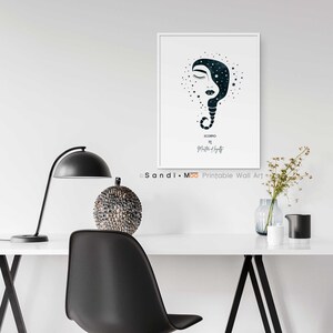 Puede incluir: Un cuadro enmarcado con una ilustraci&oacute;n estilizada del signo zodiacal de Escorpio. La obra de arte representa un rostro con los ojos cerrados y un dise&ntilde;o lleno de estrellas. El cuadro se exhibe en una pared blanca sobre un escritorio.