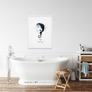 Puede incluir: Un cuadro enmarcado con una ilustraci&oacute;n estilizada de un rostro en azul oscuro, el texto "Scorpio" y "Mother of Lights". La obra de arte est&aacute; en un marco blanco, ideal para la decoraci&oacute;n de paredes. La impresi&oacute;n est&aacute; en un ba&ntilde;o.