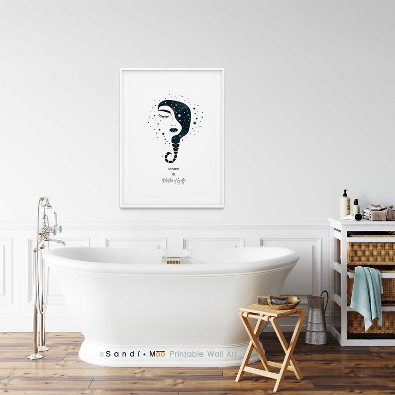 Puede incluir: Un cuadro enmarcado con una ilustraci&oacute;n estilizada de un rostro en azul oscuro, el texto "Scorpio" y "Mother of Lights". La obra de arte est&aacute; en un marco blanco, ideal para la decoraci&oacute;n de paredes. La impresi&oacute;n est&aacute; en un ba&ntilde;o.