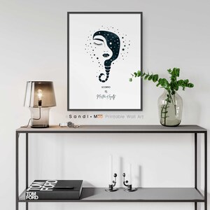 Puede incluir: Impresi&oacute;n art&iacute;stica enmarcada con una ilustraci&oacute;n azul oscuro del signo zodiacal Escorpio. La obra de arte incluye una cara estilizada, estrellas y el texto "Scorpio" y "Master of Lights". La impresi&oacute;n se exhibe en una estanter&iacute;a gris.