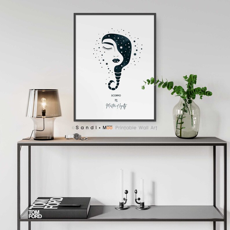 Puede incluir: Impresi&oacute;n art&iacute;stica enmarcada con una ilustraci&oacute;n azul oscuro del signo zodiacal Escorpio. La obra de arte incluye una cara estilizada, estrellas y el texto "Scorpio" y "Master of Lights". La impresi&oacute;n se exhibe en una estanter&iacute;a gris.