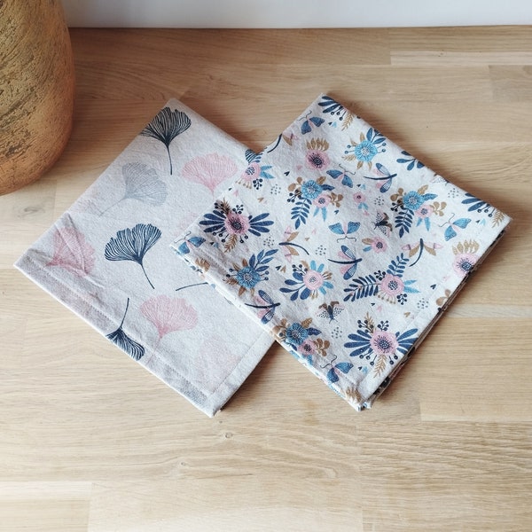 Lot de deux serviettes de table en tissu/fleurs/ginkgo/papillons/rose/bleu/lin/couture en onglet.