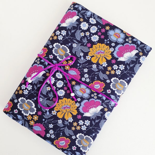 Etui/protège carnet/protège cahier en tissu fleuri /emplacement pour crayon et carte/format A5