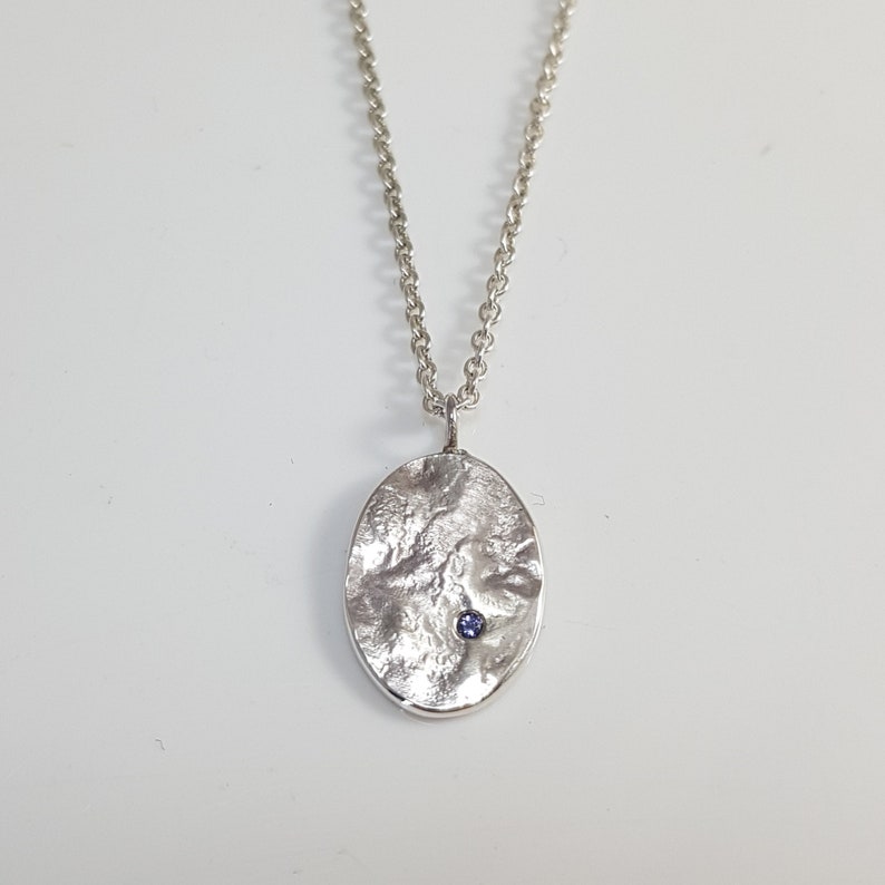 Oval medalford pendant pendant for reticulated silver silver medal set with an Iolite
