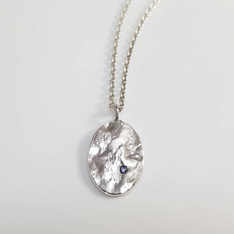 Oval medalford pendant pendant for reticulated silver silver medal set with an Iolite