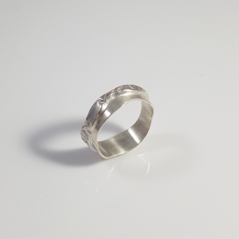 Contemporary and textured ring in reticulated silver