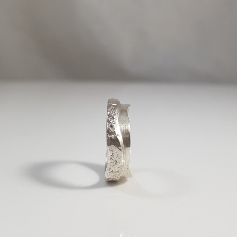 Contemporary and textured ring in reticulated silver