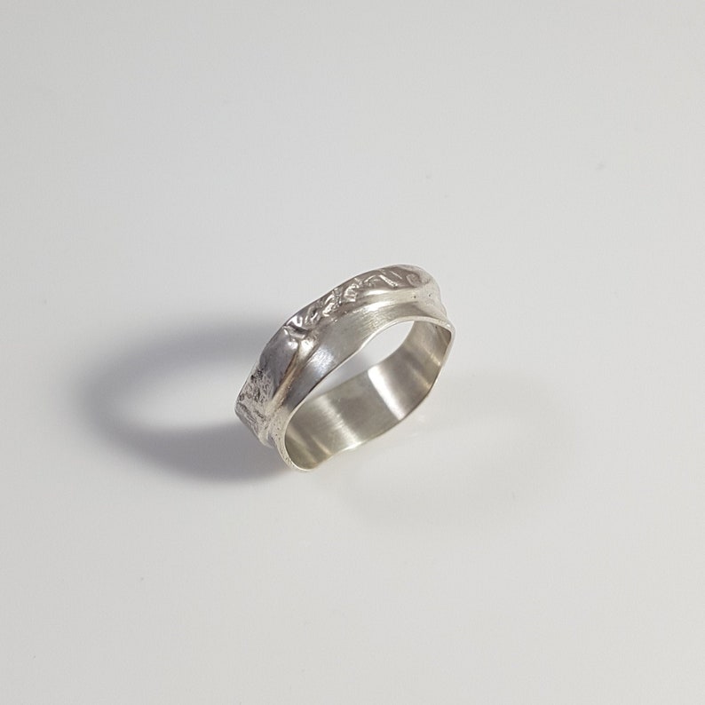 Contemporary and textured ring in reticulated silver